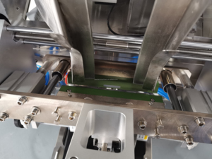 Machine de pliage et d'emballage automatique de masques faciaux Yunqingtech, machine de remplissage et de scellage de masques avec système pneumatique - Product Image 3