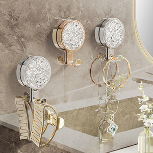 ตะขอแขวนผ้าขนหนูแบบหมุนได้ ไม่ต้องเจาะ ติดด้วยกาวสุญญากาศ ดีไซน์หรูหรา ทันสมัย สีทอง/สีเงิน สำหรับห้องน้ำ - Product Image 1