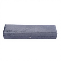 Boîte à bijoux longue en velours gris avec doublure en daim, logo personnalisé, fermeture à bouton-pression pour l'affichage en boutique de bijoux et l'emballage cadeau de marque
