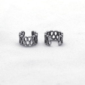 Pendientes geométricos creativos y únicos con clip, diseño hueco de acero inoxidable para orejas sin perforar, estilo minimalista a la moda - Product Image 2
