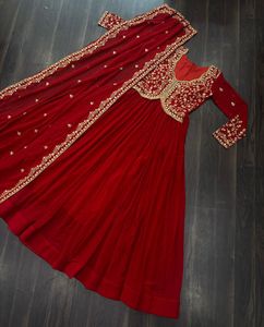 Robes Anarkali pour femmes, dernières tendances, design fantaisie, matière effet fleuri, sequins épais, broderies multi-fils et Zari. - Product Image 2