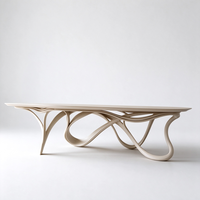 Ensemble de salle à manger en bois massif sculpté à la main, table à manger avec pieds torsadés organiques et chaises d'art pour un intérieur de hall luxueux