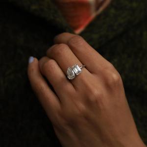 แหวนหมั้นเพชรแล็บโกรว์ดีไซน์วินเทจสุดหรู ประดับมรกตและเพชรทรงหยดน้ำ ตัวเรือนทองคำแท้ - Product Image 4