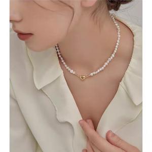 Collier de perles de style baroque rétro français pour femmes, cœur de pêche, chaîne de clavicule tendance, amour, design irrégulier naturel - Product Image 4