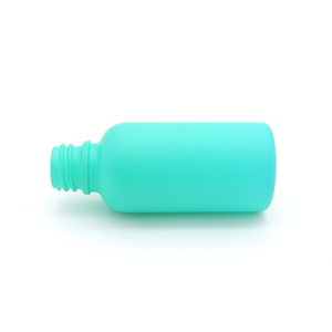 Botella de vidrio de aceite esencial verde, con tapa de metal para el cuidado de la piel - Product Image 4