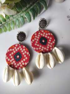 Boucles d'oreilles rondes modernes faites à la main en tissu ethnique avec pièces de monnaie Danglers légers artisanat en métal nouvellement arrivé à vendre - Product Image 2