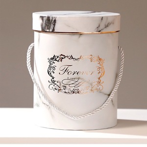 Cubo Redondo para Flores con Asa, Caja Cilíndrica Portátil para Regalo Floral, Cubo de Mano para Ramo de Flores para Recuerdos y Regalos de Boda - Product Image 1
