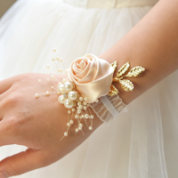 Fleur de poignet élastique en dentelle satinée bordeaux avec feuille or rose et perles pour demoiselle d'honneur, mariée, mariage, bal de promo, décoration