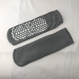 Calzini alla caviglia per dormire in poliestere 100% sostenibili punti di gomma per l'ospedale - Product Image 6