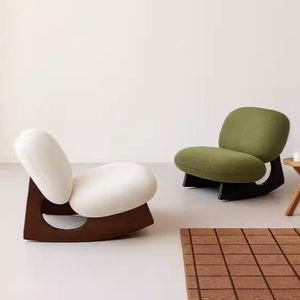 Sedia a dondolo moderna in corno di montone, rivestita in lana d'agnello, in legno massello, poltrona relax con imbottitura in piuma d'oca, supporto ergonomico - Product Image 1