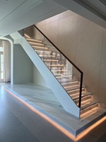 Escalier droit moderne d'intérieur à double poutre latérale avec garde-corps en verre trempé, acier galvanisé, marbre, métal, granit