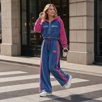 Conjunto de Dos Piezas ODM para Mujer, Top Corto de Algodón Lavado con Paneles de Color en Contraste, Pantalones Deportivos Anchos con Cierre y Bordado Gráfico