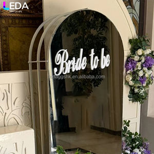 Marco de metal plateado con espejo LEDA, moderno y personalizable, ideal para decoración de fondo en bodas y reuniones familiares. - Product Image 3