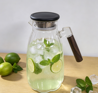 Carafe en verre borosilicate en forme de goutte d'eau avec infuseur en acier inoxydable et poignée latérale en bois pour café froid, thé et jus
