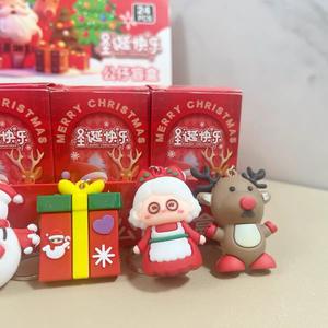 Llaveros de Caja Sorpresa con Muñecas Navideñas - Mini Colgantes de Mochila para Niños, Regalos Perfectos para Fiestas Navideñas y Premios Escolares - Product Image 5