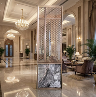Paravent en métal de style chinois moderne, design ajouré décoratif avec base en faux pierre pour hall d'entrée de villa