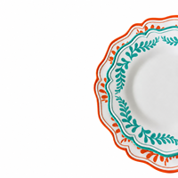 Assiette de service à bord festonné, texture martelée, vaisselle décorative avec logo personnalisé au dos pour la mise en table et les événements traiteur