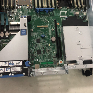 Serveur de stockage en rack HPE ProLiant DL380 Gen 10 de qualité supérieure en vrac, 2U, 2 sockets - Product Image 1