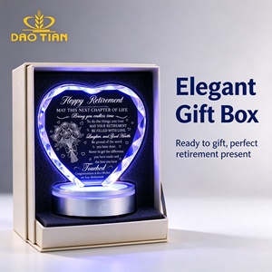 Grabado de Fotos en Cristal con Forma de Corazón y Base LED de Colores, Regalo Personalizado con Mensaje Inspirador para Jubilación o Graduación - Product Image 6