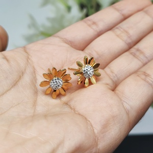 RFJEWEL Etsy Hot 2022 <span class=keywords><strong>orecchini</strong></span> a forma di margherita in acciaio inossidabile 316L placcato oro 24 carati di alta qualità <span class=keywords><strong>con</strong></span> cristalli per le donne - Product Image 5