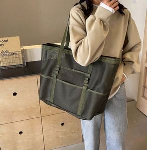 Bolsa de Playa Versátil de Malla de 40L con Bolsillos Delanteros y Traseros para Toallas - Product Image 2