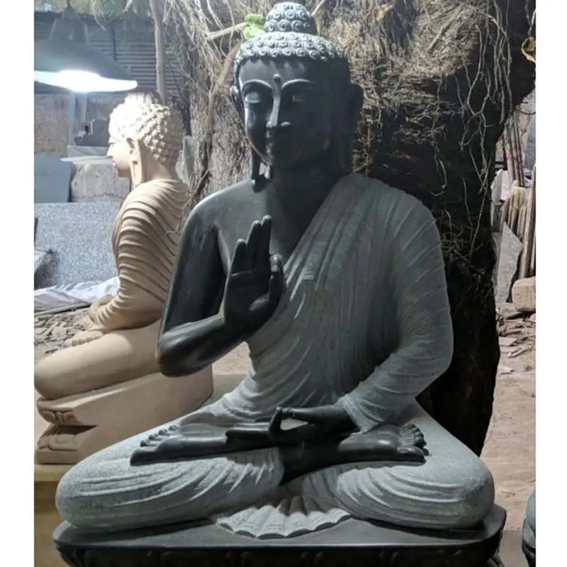 รูปปั้นพุทธศาสนาอินเดียขนาดชีวิตหินอ่อนสีขาวหินคานธีฮาระพระพุทธรูปนั่งอยู่บนรูปปั้นดอกบัว