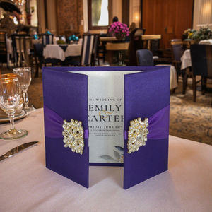 Personalizado Clássico Roxo HardCover Trifold Gatefold Convites De Casamento Cartão Carimbado Quente Cartões Envelope Cera Selo Mariage Convida - Product Image 1