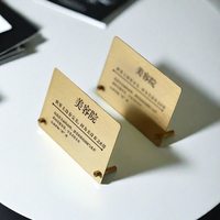 Soporte de membresía vertical de latón de gama alta con logotipo personalizado Tablero de publicidad de belleza Soporte de código QR de metal Letreros electrónicos
