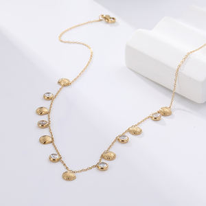 Gargantilla de Acero Inoxidable Chapada en Oro para Mujer - Estilo Moderno de Miami - Product Image 1