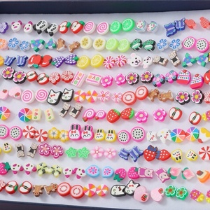 100 Pares <span class=keywords><strong>de</strong></span> Aretes <span class=keywords><strong>de</strong></span> Arcilla Polimérica para Niños <span class=keywords><strong>de</strong></span> Colores Variados, Resistentes a las Alergias, en Caja - Product Image 3