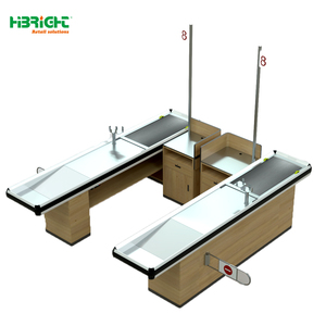 Ensemble de comptoirs de caisse doubles Highbright à motif bois avec tapis roulant et poteau d'affichage des numéros pour supermarchés et magasins de détail - Product Image 1