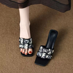Chaussures élégantes pour les occasions festives, style cuir verni - escarpins noirs à bout pointu en soie avec sandales pour femmes - Product Image 4