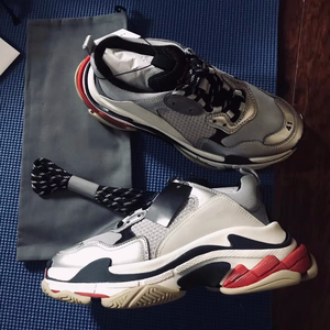 2026 Chaussures de marche décontractées de créateur de premier plan, à tige en tissu extensible, semelle intermédiaire en mesh, semelle extérieure en PU et doublure en microfibre, modèle Triple Sneakers, célèbres - Product Image 1