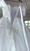 Robe de mariée de luxe élégante 2026 en dentelle perlée, coupe princesse, épaules dénudées, asymétrique, col en V, scintillante, pour mariées africaines