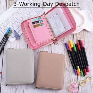 Boîte cadeau Yihe pour papeterie/bureau/école avec un portefeuille à fermeture éclair en cuir souple A7 à 7 couleurs, des enveloppes pour argent liquide, des marqueurs - Product Image 5