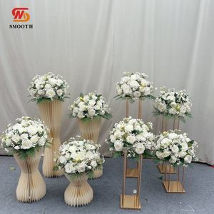 Centros de Mesa Decorativos para Bodas con Rosas Blancas Artificiales Hechas a Mano y Flores de Baby's Breath - Product Image 4