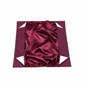 <span class=keywords><strong>Caja</strong></span> Rígida Magnética <span class=keywords><strong>de</strong></span> una Pieza Color Vino Tinto con Forro Interior <span class=keywords><strong>de</strong></span> Satén para Empaque <span class=keywords><strong>de</strong></span> Pelucas Premium y Accesorios <span class=keywords><strong>de</strong></span> Lujo - Product Image 3
