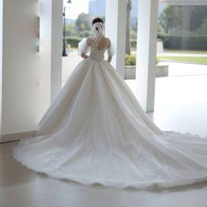 Abito da Sposa Queen Vestido De Noiva, Stile Principessa con Pizzo e Ricche Applicazioni di Perline, Modello MK217 con Maniche Lunghe e Tessuto Scintillante - Product Image 5