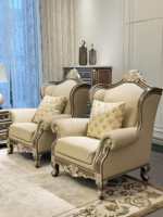 Ensemble de canapés Chesterfield capitonnés de style provincial français, avec cadre en bois massif sculpté, design traditionnel pour salon