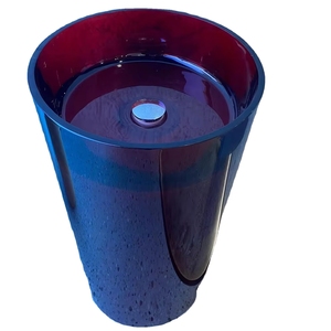 Lavabo moderne en résine cristalline rouge transparente sur pied, avec drain intégré - Product Image 3
