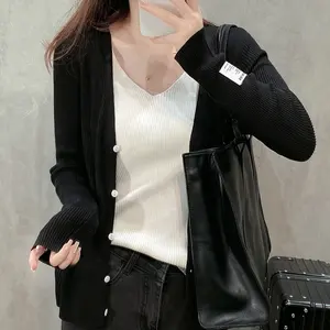 니트웨어 공장 도매 블랙 브이넥 스웨터 여성 센스 더블 레이어 보텀 셔츠 한국 2 피스 가디건