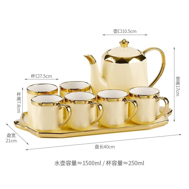 Jaune un pot, six tasses et un ensemble de plateau