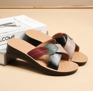 2025 donna donna donna con suola spessa Casual pantofole antiscivolo <span class=keywords><strong>sandali</strong></span> da spiaggia indossano <span class=keywords><strong>sandali</strong></span> in pelle di lusso a <span class=keywords><strong>tacco</strong></span> <span class=keywords><strong>basso</strong></span> - Product Image 1