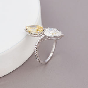 Bague de fiançailles à deux pierres en diamant de laboratoire jaune et blanc, taille poire, certifiée IGI, en or jaune/blanc/rose 18 carats avec halo - Product Image 6