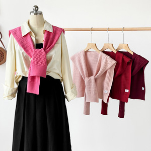 Châle tricoté uni unisexe, petit, à nouer, pour le printemps, la protection du cou en bureau ou en pièce climatisée, et comme accessoire décoratif. - Product Image 1