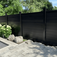 Panneau de clôture en aluminium thermolaqué conçu pour les patios extérieurs et les applications résidentielles modernes.