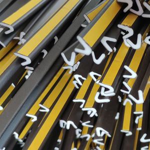 Joints en mousse de caoutchouc PU en forme de V robustes pour portes en bois - Bande d'étanchéité auto-adhésive résistante aux intempéries - Product Image 5