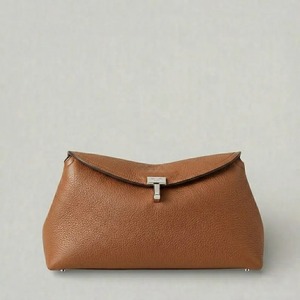 Pochette de soirée en cuir de qualité supérieure pour femmes, au style sophistiqué, idéale pour les mariages et les soirées, disponible à la vente - Product Image 6