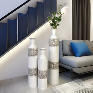 Lander Set di 3 Vasi da Fiori Decorativi Grandi in Metallo Stile Vintage, Vasi Alti da Terra Bianchi per Arredamento Casa e Soggiorno - Product Image 2