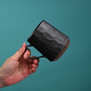 Tasse à <span class=keywords><strong>eau</strong></span> à bord géométrique moderne en argile créative effet métal noir avec fond de sable exposé poterie ronde en céramique pour boire - Product Image 4